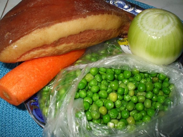 Friptura de porc la tava cu bere si inele glasate