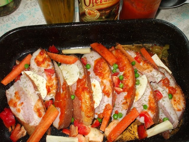 Friptura de porc la tava cu bere si inele glasate