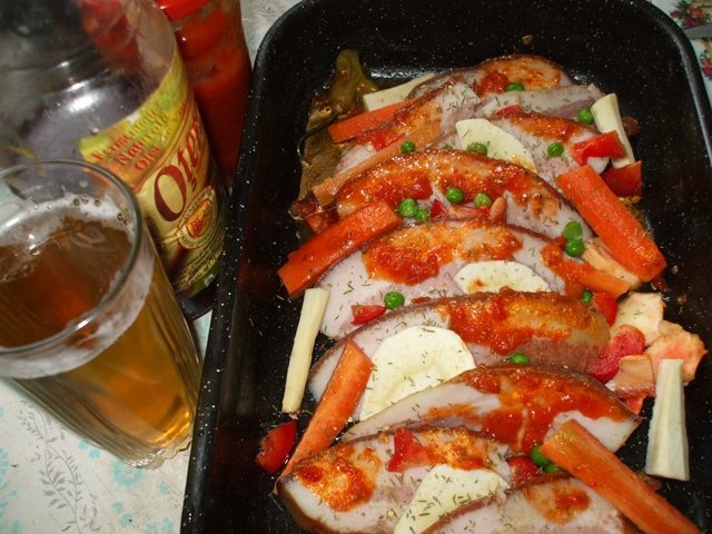 Friptura de porc la tava cu bere si inele glasate