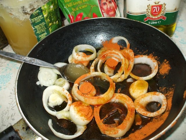 Friptura de porc la tava cu bere si inele glasate