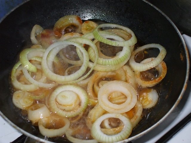 Friptura de porc la tava cu bere si inele glasate