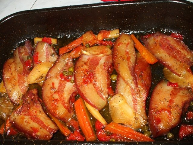 Friptura de porc la tava cu bere si inele glasate