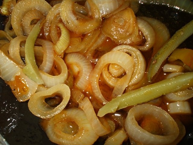 Friptura de porc la tava cu bere si inele glasate