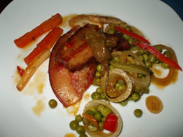 Friptura de porc la tava cu bere si inele glasate