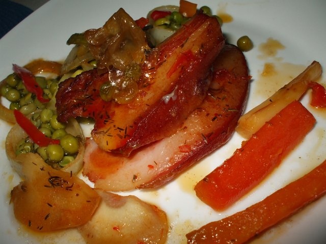 Friptura de porc la tava cu bere si inele glasate