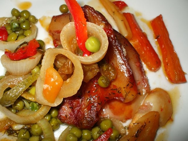 Friptura de porc la tava cu bere si inele glasate