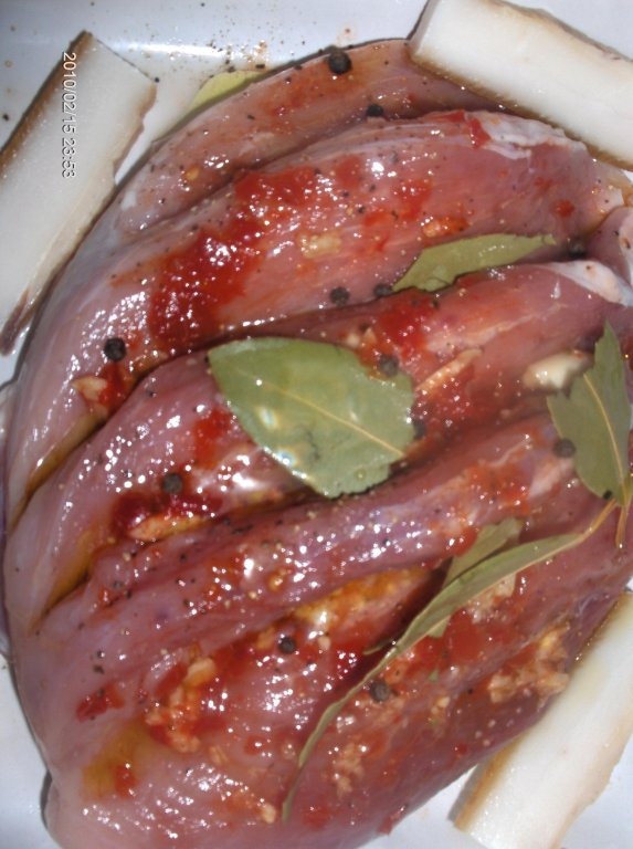 Muschi in vin rosu la cuptor cu chipsuri si sos  de lamaie