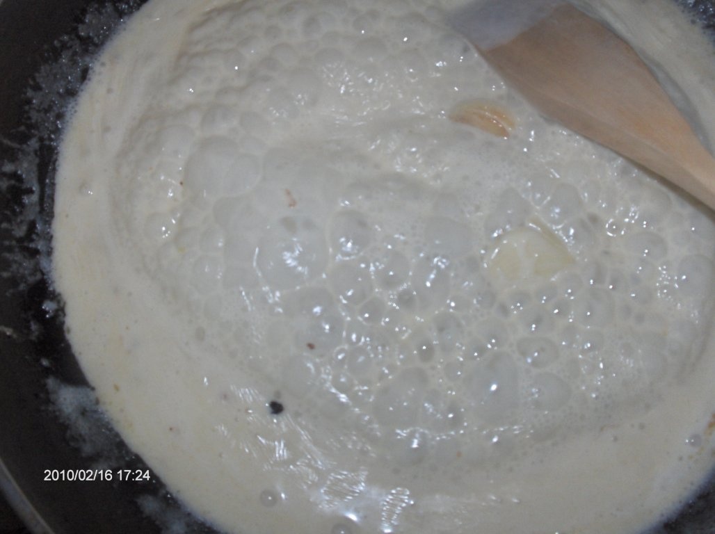 Muschi in vin rosu la cuptor cu chipsuri si sos  de lamaie