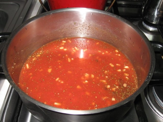 Cartofi prajiti cu sos de rosii si tarhon