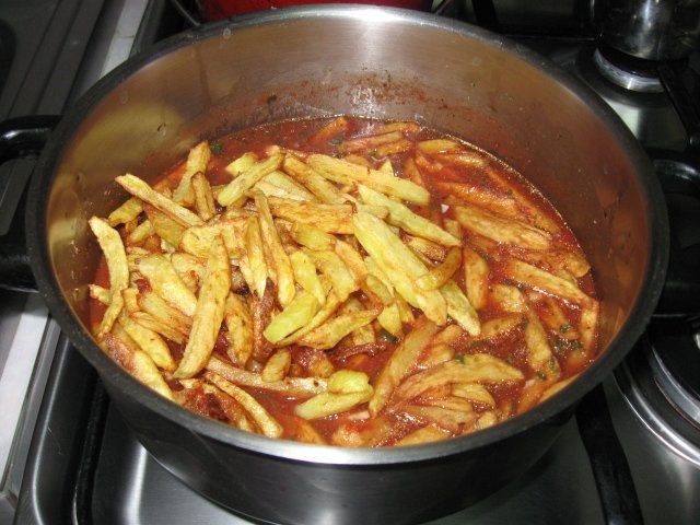 Cartofi prajiti cu sos de rosii si tarhon