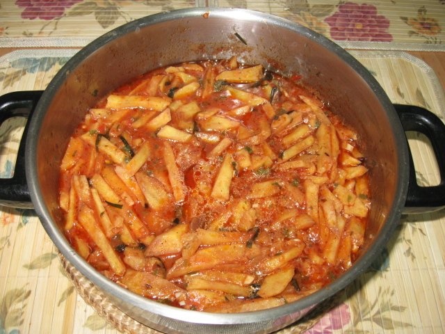Cartofi prajiti cu sos de rosii si tarhon