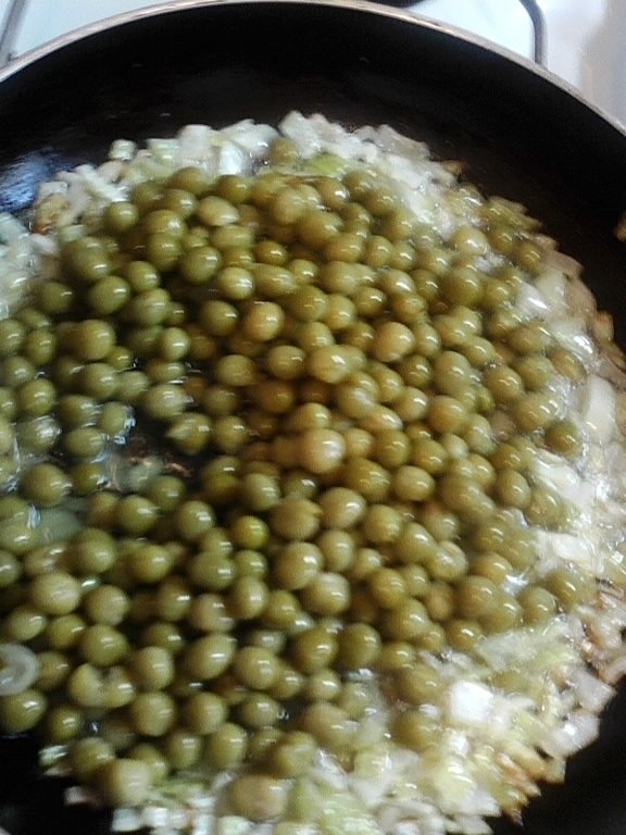 Mazare cu garnitura de cartofi si salata