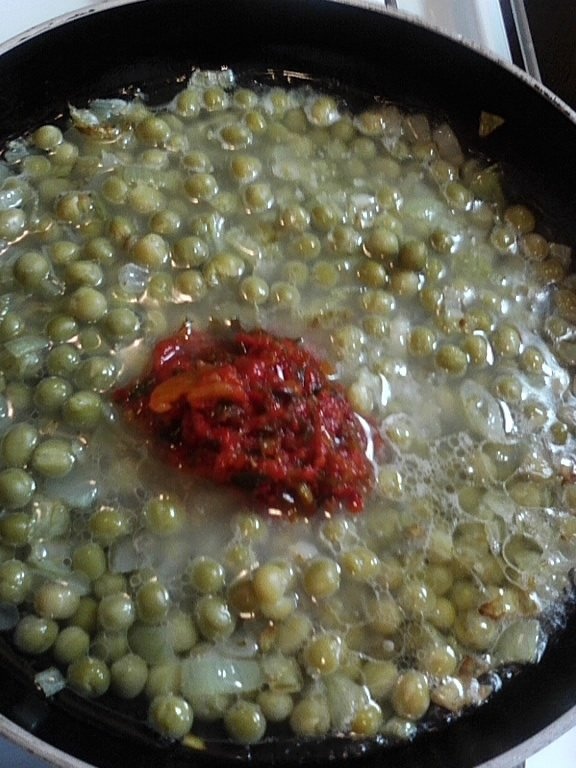 Mazare cu garnitura de cartofi si salata