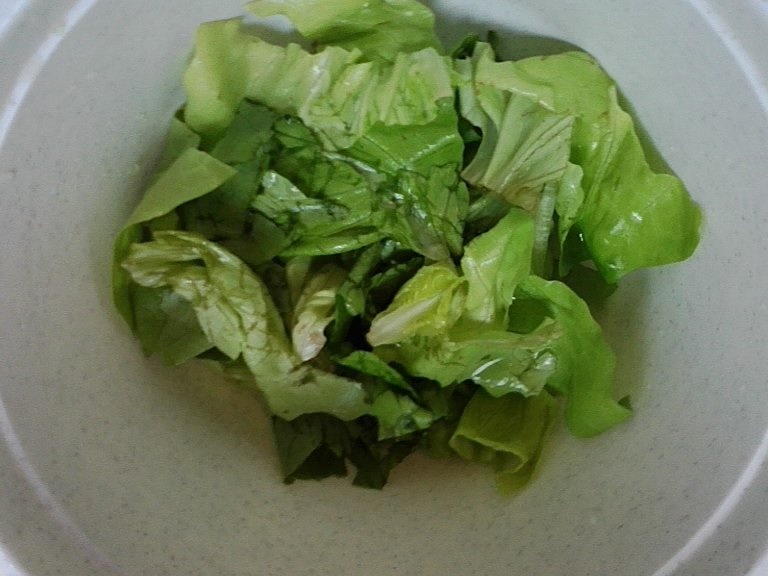 Mazare cu garnitura de cartofi si salata