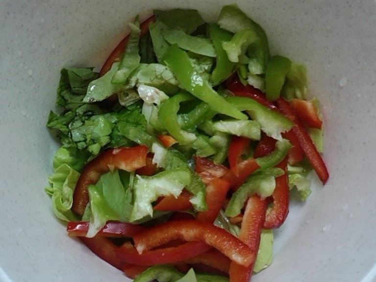 Mazare cu garnitura de cartofi si salata