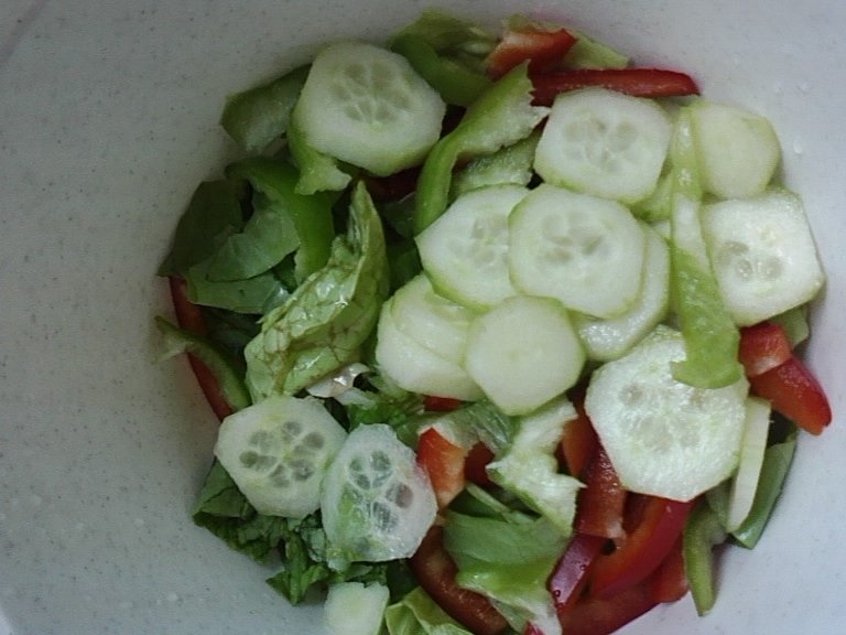 Mazare cu garnitura de cartofi si salata