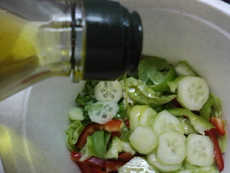 Mazare cu garnitura de cartofi si salata