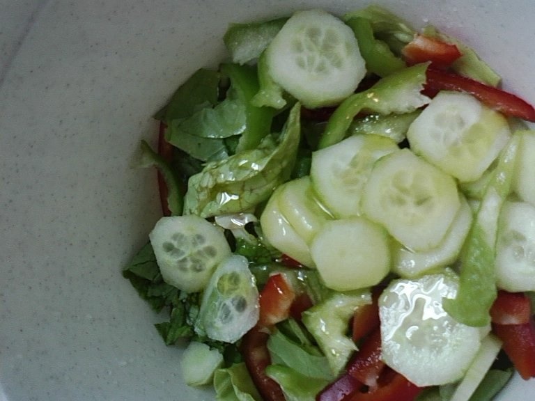 Mazare cu garnitura de cartofi si salata