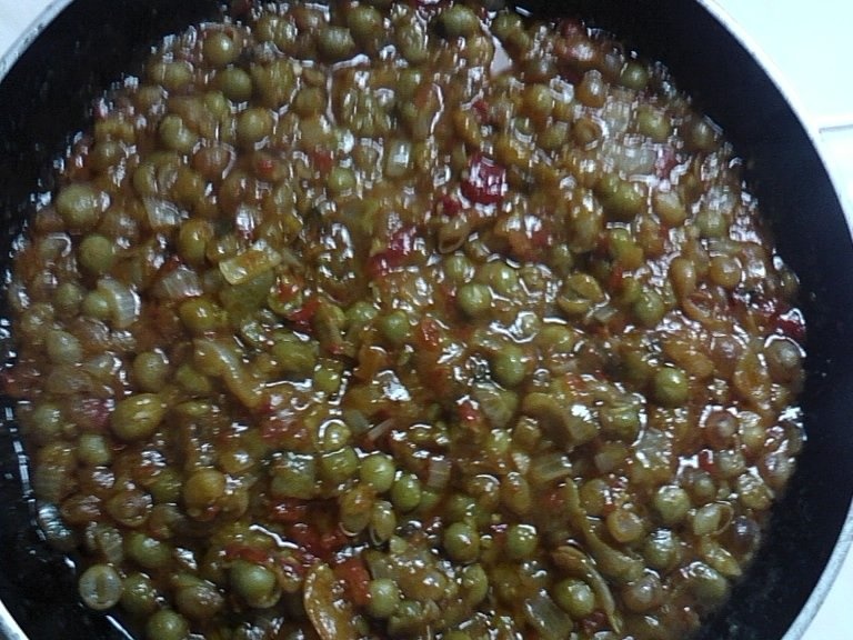 Mazare cu garnitura de cartofi si salata