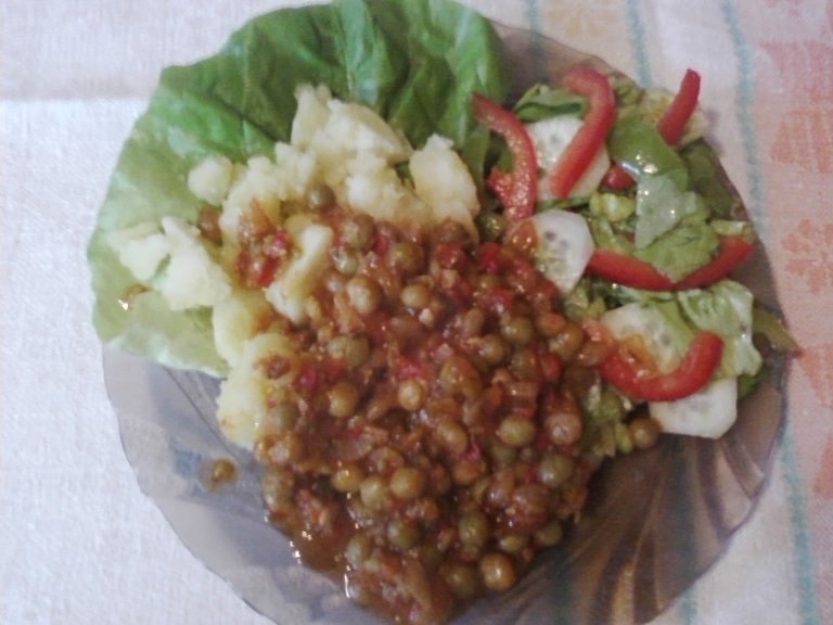 Mazare cu garnitura de cartofi si salata