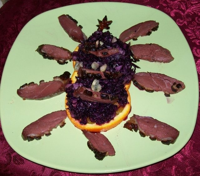 Piept de gasca afumat cu varza caramelizata,