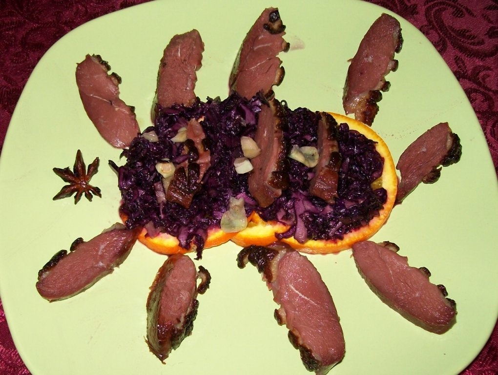 Piept de gasca afumat cu varza caramelizata,