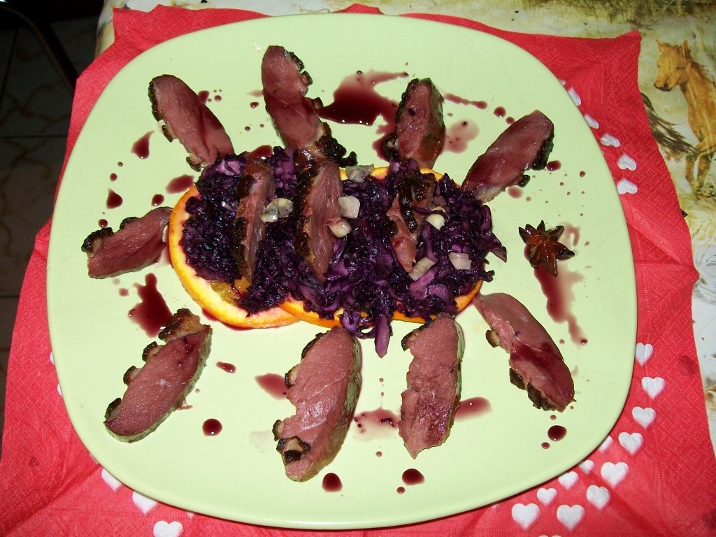 Piept de gasca afumat cu varza caramelizata,