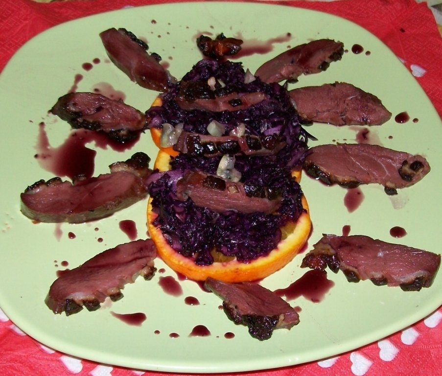 Piept de gasca afumat cu varza caramelizata,