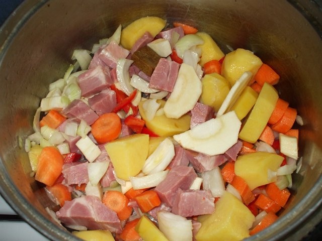 Bors taranesc cu carne afumata