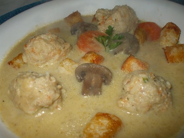 Supa crema de ciuperci cu perisoare