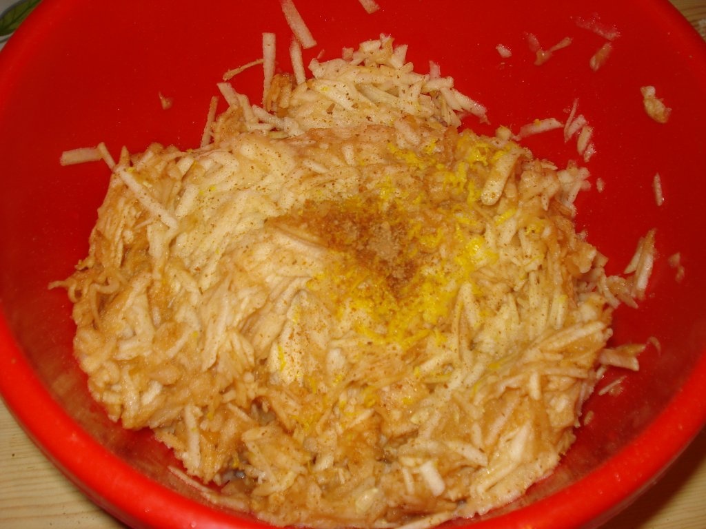 Prajitura cu mere si aluat gratar