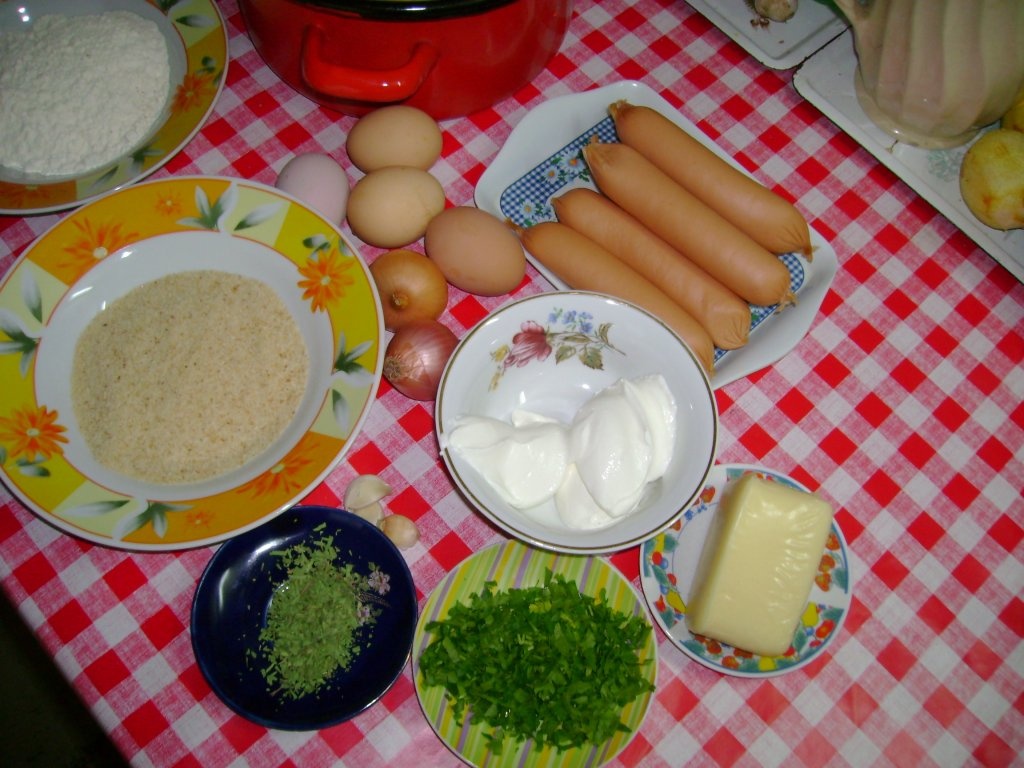 Mancare de cartofi cu tarhon si crenvursti impanati