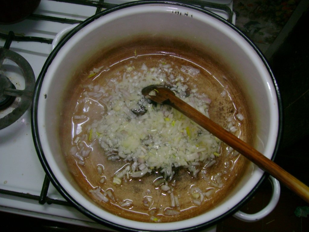 Mancare de cartofi cu tarhon si crenvursti impanati