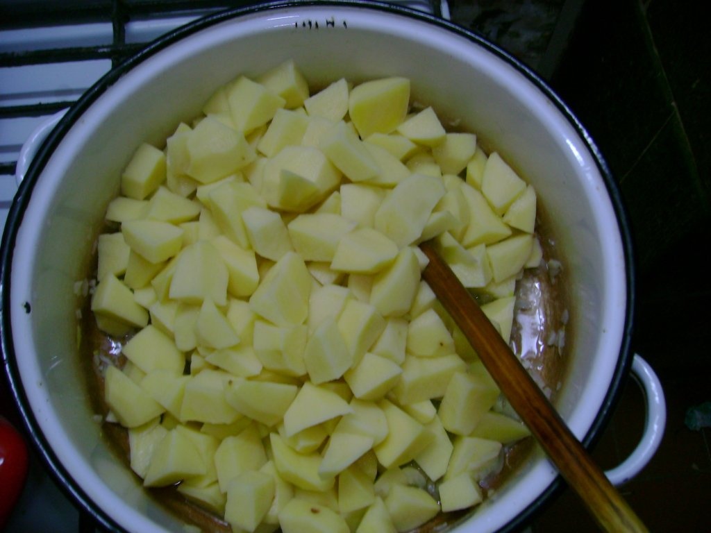 Mancare de cartofi cu tarhon si crenvursti impanati