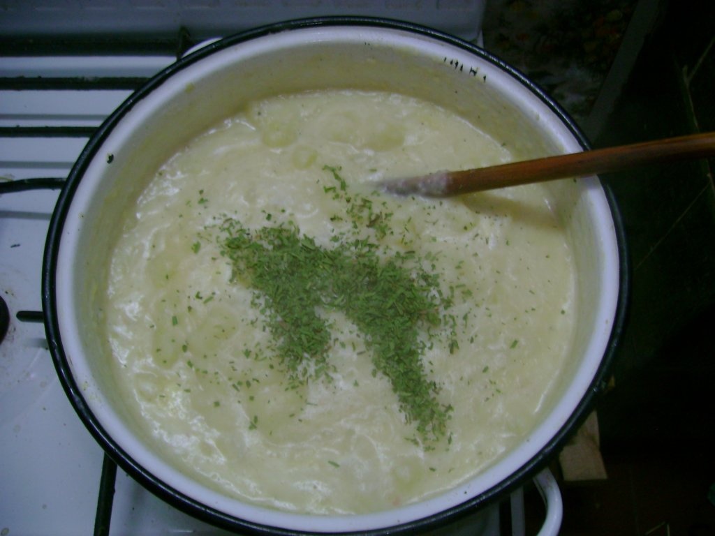 Mancare de cartofi cu tarhon si crenvursti impanati