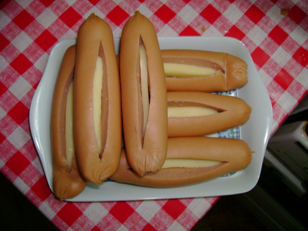 Mancare de cartofi cu tarhon si crenvursti impanati