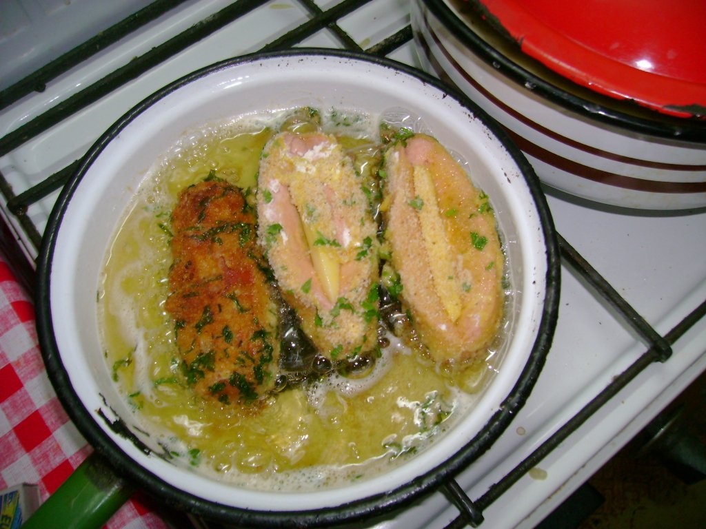 Mancare de cartofi cu tarhon si crenvursti impanati