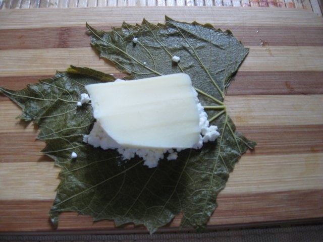 Pachetele din frunze  de vita pentru aperitiv