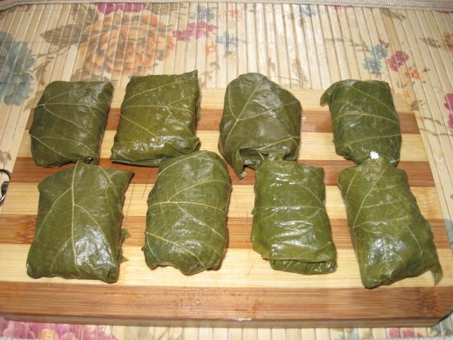 Pachetele din frunze  de vita pentru aperitiv