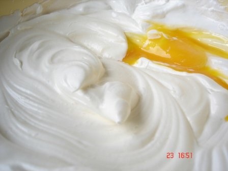 Tort cu cremă de ciocolată