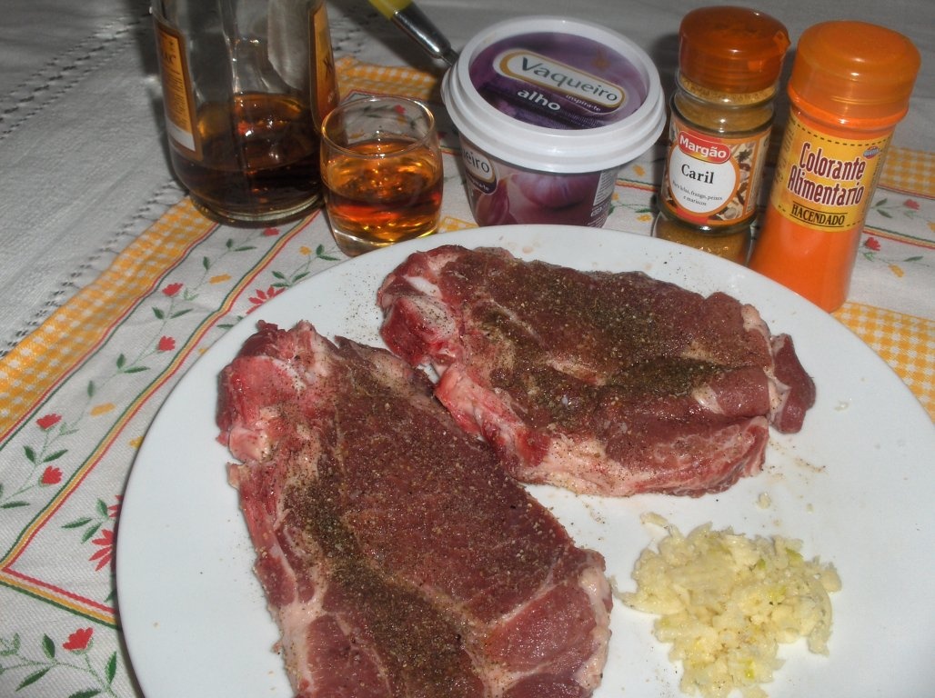 Cotlete de porc in sos de mustar cu pure portughez