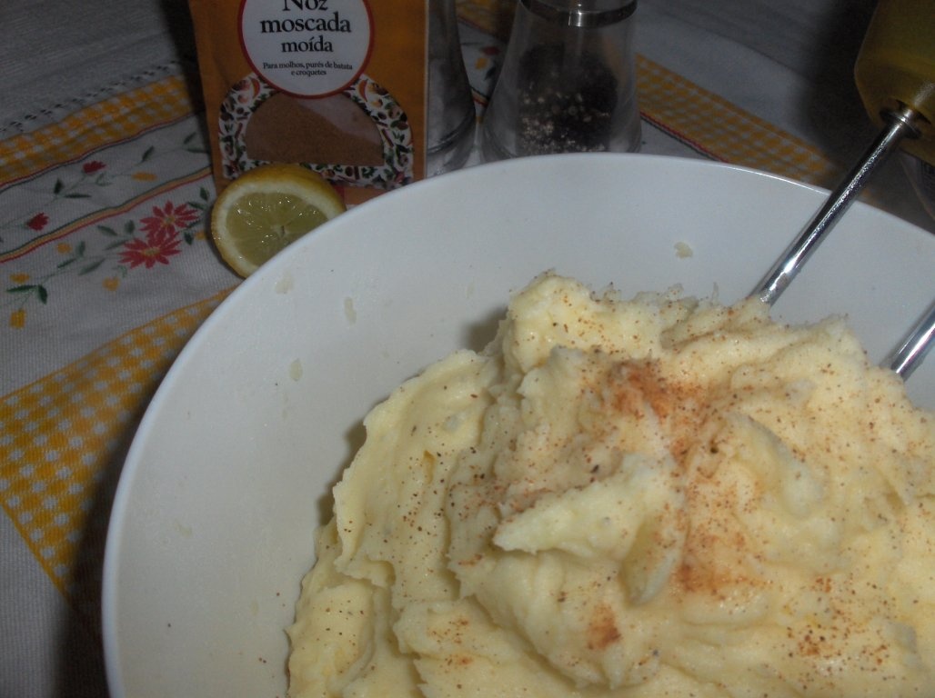 Cotlete de porc in sos de mustar cu pure portughez