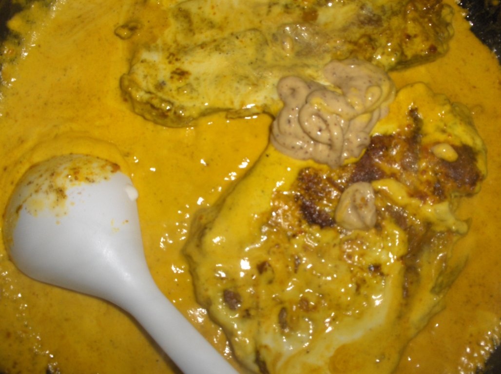 Cotlete de porc in sos de mustar cu pure portughez