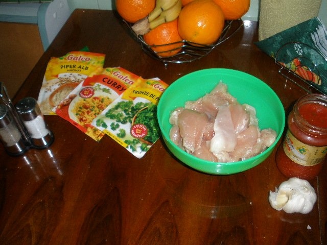 Pui cu sos de rosii si cubulete de portocala