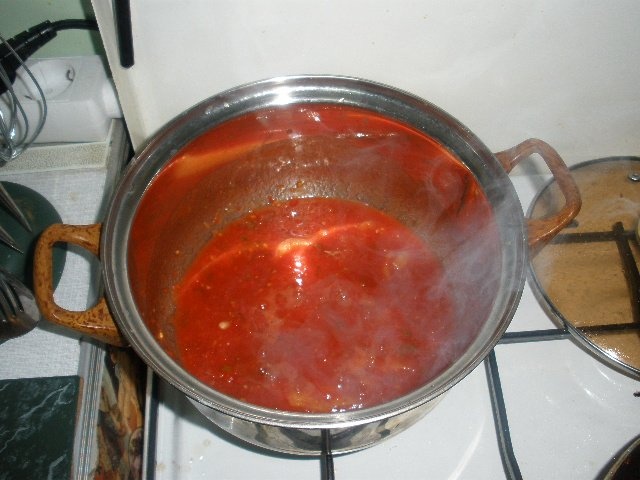 Pui cu sos de rosii si cubulete de portocala