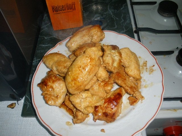 Pui cu sos de rosii si cubulete de portocala