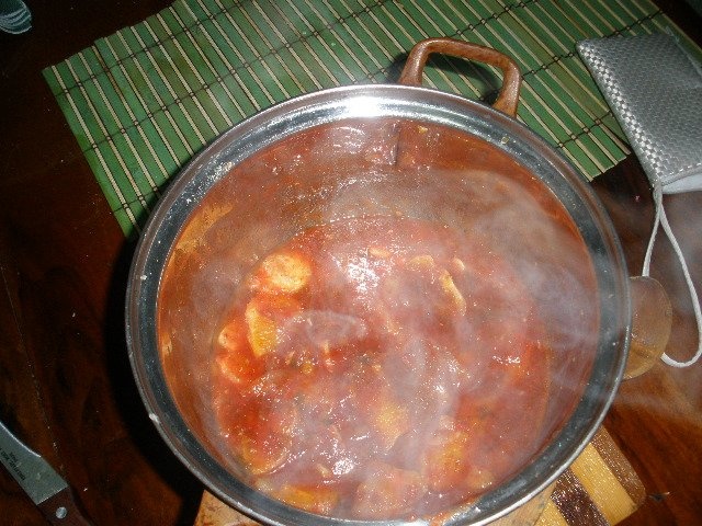 Pui cu sos de rosii si cubulete de portocala