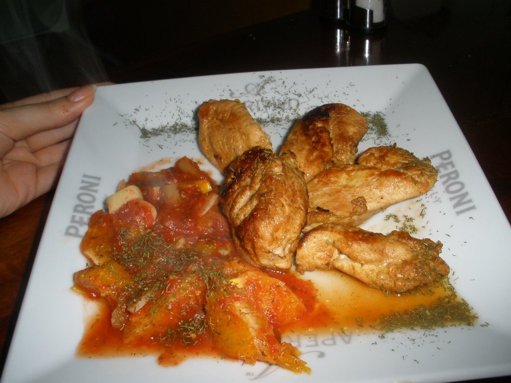 Pui cu sos de rosii si cubulete de portocala