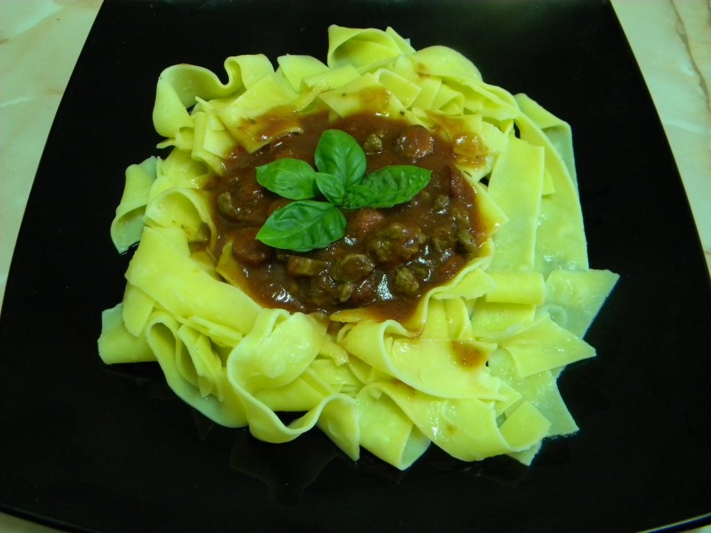 Pappardelle cu carne si sos de rosii