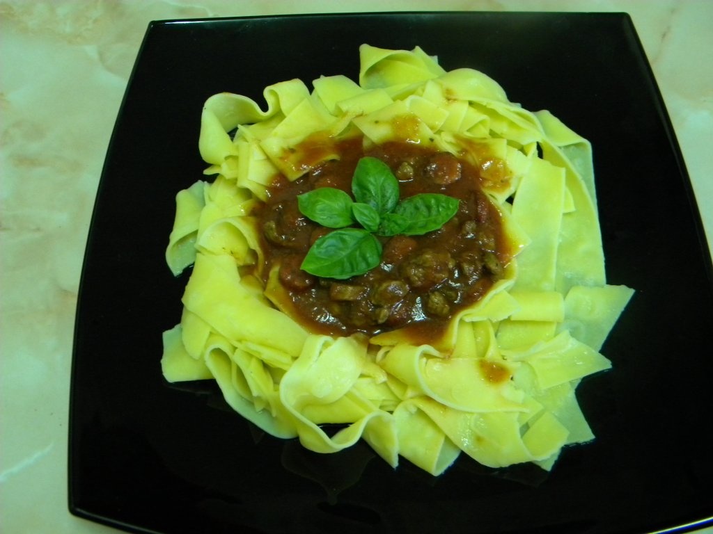 Pappardelle cu carne si sos de rosii